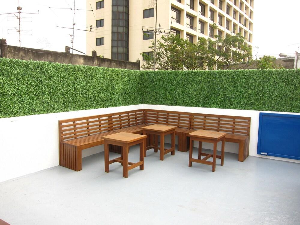 Jellybean Ezy Hostel Sathorn Bangkok Exterior photo